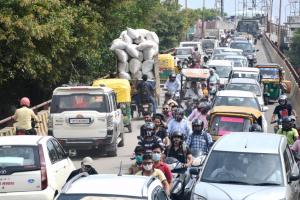 बरेली: गड्ढों में फंसीं गाड़ियां, जाम की गिरफ्त में श्यामगंज पुल