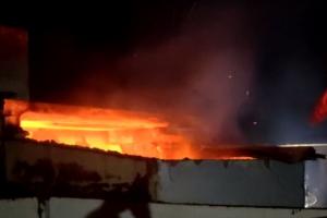 सीतापुर: तेज धमाके के साथ कारतूस बनाने की फैक्ट्री में लगी भीषण आग 