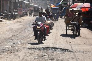 बरेली: सड़कों की ठोकरें बढ़ा रहीं जीवन में दर्द