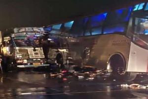 यूपी के बाराबंकी में भीषण सड़क हादसा, खड़ी बस में ट्रक ने मारी टक्कर, 18 लोगों की दर्दनाक मौत