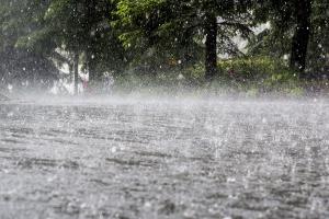 बरेली: तेज बारिश से गिरा घर का लिंटर, लोगों ने इस तरह बचाई जान…