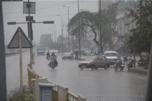 उत्तर प्रदेश में गरज के साथ बारिश, उमस भरी गर्मी से लोगों को राहत