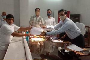 मिर्जापुर: भाजपा प्रत्याशी के सर सजा ताज, डीएम ने अधिकारियों को दी बधाई