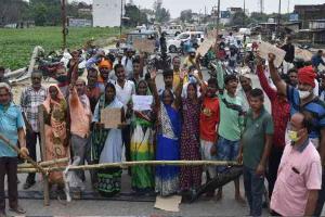 गोरखपुर: सिस्टम के खिलाफ टूटा शहरवासियों के सब्र का बांध, हरकत में आया प्रशासन