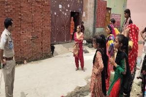 रामपुर: आंगा गांव में अफसरों के सामने दो गुटों में मारपीट व पथराव, चार लोग घायल