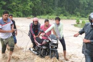 हल्द्वानी: नाले में बहा बाइक सवार, घूमने आए चार पर्यटकों ने बचाई जान