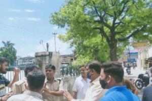 काशीपुर: निगम परिसर में बनी पार्किंग में वाहन खड़ा करने से मना करने पर गुस्साए व्यापारी