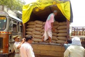 बाजपुर: भंडारण के लिए हरियाणा से लाया गया गेहूं गोदामों में नहीं उतारे जाने से भड़के वाहन स्वामी