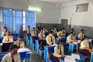 बरेली: सरकारी में पहले दिन कम उपस्थिति, निजी स्कूलों में पहुंचे छात्र