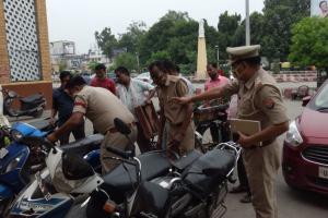 बरेली: स्टेशन मास्टर कार्यालय के बाहर चला जीआरपी का डंडा