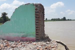 लखीमपुर-खीरी: 5.18 करोड़ की परियोजना समेत बाछेपारा गांव के 30 घर नदी में समाए