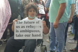 ‘We Want Future’ के नारे के साथ, यूएनएचआरसी दफ्तर के बाहर अफगान शरणार्थियों ने किया प्रदर्शन