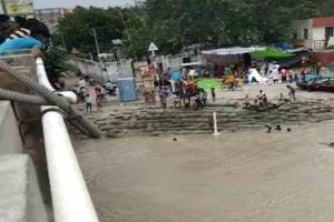 उन्नाव: पुल से गंगा नदी में छलांग लगाने का वीडियो वायरल, प्रशासन ने शुरू की कार्रवाई