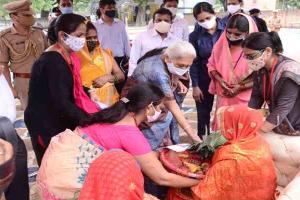 सीतापुर: गर्भवती महिलाओं को पोषण आहार देकर राज्यपाल ने अदा की गोदभराई की रस्म