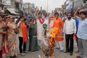 अयोध्या: हिंदूवादी संगठनों ने फूंका सपा सांसद का पुतला, दिया था ये विवादित बयान
