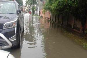 गोरखपुर: बारिश के कारण जलमग्‍न हुईं कई कालोनियां, घरों में घुसा पानी