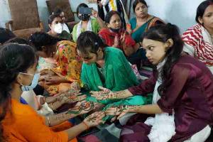 गोरखपुर: “आज़ादी के रंग मेहंदी के संग” कार्यक्रम का हुआ आयोजन, देखें खूबसूरत तस्वीरें