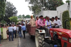 बरेली: बीडीए का कई गावों की जमीन अधिग्रहण करने का मामला, किसानों ने घेरी कमिश्नरी