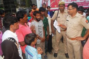 लखीमपुर-खीरी: महिला की मौत, परिवार वालों ने किया एसपी कार्यालय पर प्रदर्शन