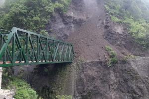 हल्द्वानी: बारिश की वजह से वीरभट्टी पुल पर आया मलबा, यातायात बंद