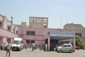 शाहजहांपुर में बुखार का कहर: बेड को लेकर मची अफरातफरी तो खोले महिला अस्पताल के ताले