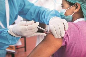 लखनऊ: वैक्सीनेशन सेंटर में दिखी महिलाओं की लंबी कतार, टीकाकरण के चौथे चरण में भी अव्वल रही राजधानी