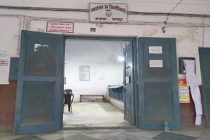 रामपुर: एसडीएम ने कोर्ट से बाहर निकाला तो भड़के वकील