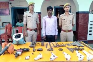 शाहजहांपुर: पुलिस को मिली बड़ी कामयाबी, छेड़छाड़ के आरोपी को असलहों के साथ दबोचा
