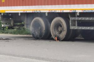 बरेली: झूल रही हाईटेंशन लाइन से छुआ ट्रक तो टायरों में लगी आग, क्लीनर घायल