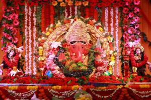 लखनऊ: श्री गणेश प्राकट्य कमेटी की ओर से भगवान गणेश को चढ़ाया गया छप्पन भोग