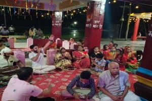 बाराबंकी: शक्तिपीठ महादेव तालाब मंदिर पर भजन संध्या कार्यक्रम का हुआ आयोजन