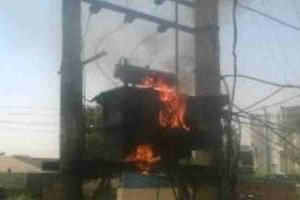 बाराबंकी: ट्रांसफार्मर में अचानक लगी आग मची अफरी-तफरी