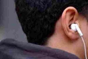 आजमगढ़: कान में ईयरफोन लगाकर वाहन चलाना अब पड़ेगा महंगा