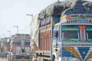 मिर्जापुर: अपर जिलाधिकारी ने किया ओवरलोडिंग ट्रकों का औचक निरीक्षण, मचा हड़कम्प