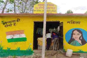 सीतापुर: सरकारी शौचालय में चल रही है किराने की दुकान, जिम्मेदार मौन!