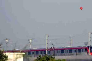 लखनऊ: यूपीएमआरसी का बड़ा बयान, कहा- पतंगें रोक रहीं हैं मेट्रो का रास्ता