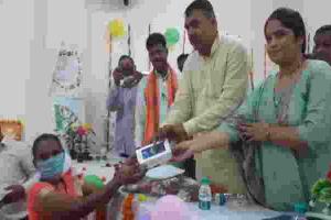 सीतापुर: विधायक ने वितरित किए स्मार्ट फोन, सरकार हर माह कराएगी रिचार्ज