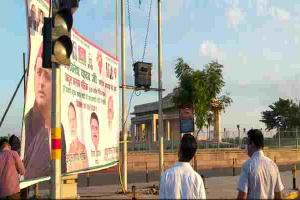 लखनऊ: अवैध होर्डिंग्स व पोस्टर पर चला नगर निगम का डंडा