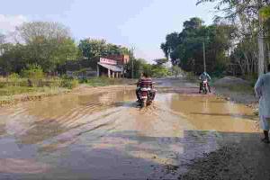 गोंडा: जलभराव के चलते तालाब में तब्दील हुई सड़क, आवागमन बाधित