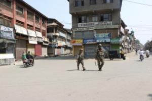 कश्मीर: लोगों के एकत्रित होने पर पाबंदी जारी, मोबाइल इंटरनेट सेवा फिर बंद