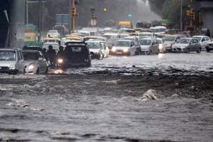 दिल्ली: भारी बारिश होने से 12 साल का रिकॉर्ड टूटा, कई हिस्सों में यातायात बाधित