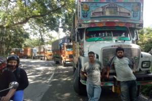 हल्द्वानी: चालान के विरोध में ट्रकों का चक्का जाम