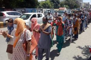 हल्द्वानी: उपनल कर्मचारियों ने निकाली रैली, हड़ताल जारी