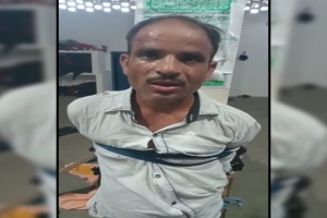 सीतापुर: चोरी के इल्जाम में युवक को दी तालिबानी सजा, वीडियो वायरल