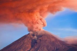 राष्ट्रीय उद्यान के भीतर हवाई के किलावेआ ज्वालामुखी में विस्फोट