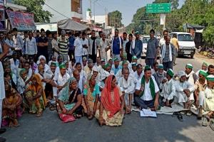 मुरादाबाद: भारत बंद के आह्वान पर हाईवे पर किसानों का चक्का जाम शुरू