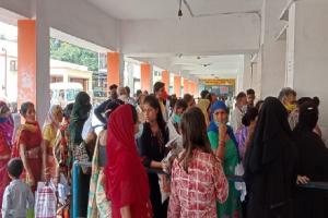 मुरादाबाद : सीएमओ के आश्वासन पर माने संविदा स्वास्थ्य कर्मी