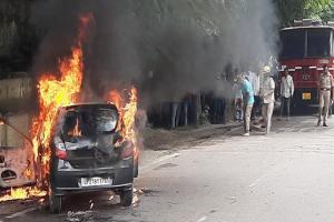 मुरादाबाद: चलती कार बनी आग का गोला, दो भाइयों ने कूद कर बचाई जान
