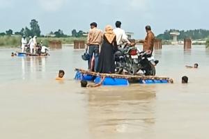 रामपुर: कोसी नदी में अवैध तरीके से बनाई जुगाड़ की नाव पलटी, कई लोग डूबने से बचे