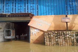बाराबंकी: शराब की गोदाम में घुसा जमुरिया नाले का पानी, भारी नुकसान